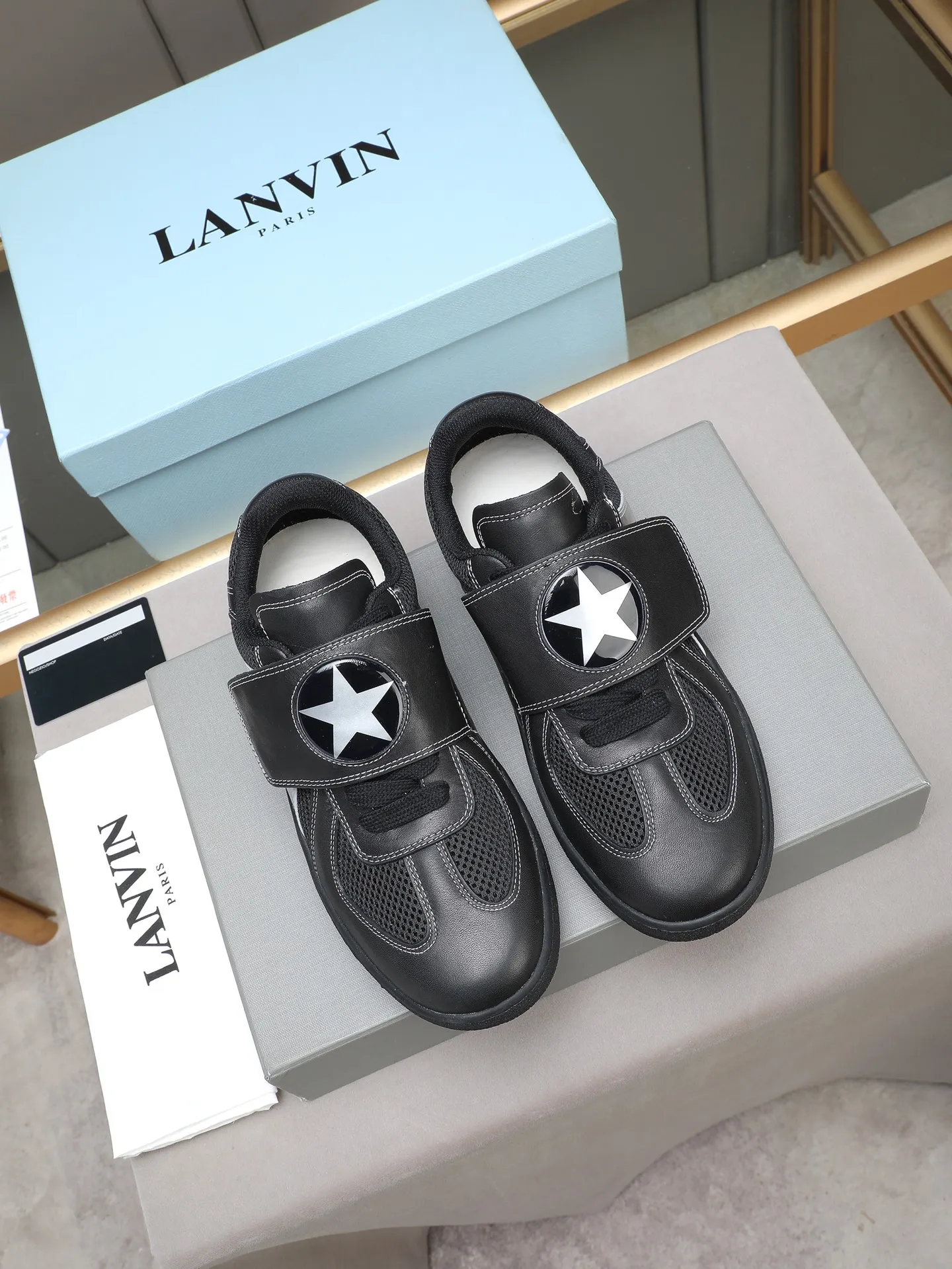 Men's shoes 💰600 [LANVIN] The latest fashionable item! High quality CLAY series‼ ️ The latest trendy products of the season 🌈Many bloggers have planted grass and purchased the original open-mold customization. The upper and outsole are sewn with mark threads without edge sealing. Multiple material splicing combination design. Very versatile for fashionable and casual wear. Comfortable on the feet. Self-recommended. Upper cowhide + cow suede + breathable mesh lining. Foot-padding cowhide. Exclusive original open-mold clear logo rubber outsole ⚠️38-44 (customized for 45)